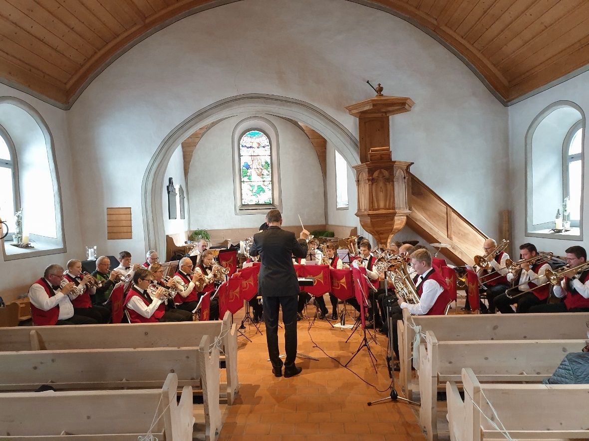 Das Simmentaler Brass Ensemble unter der Leitung von Dirigent Charly von Grünige...