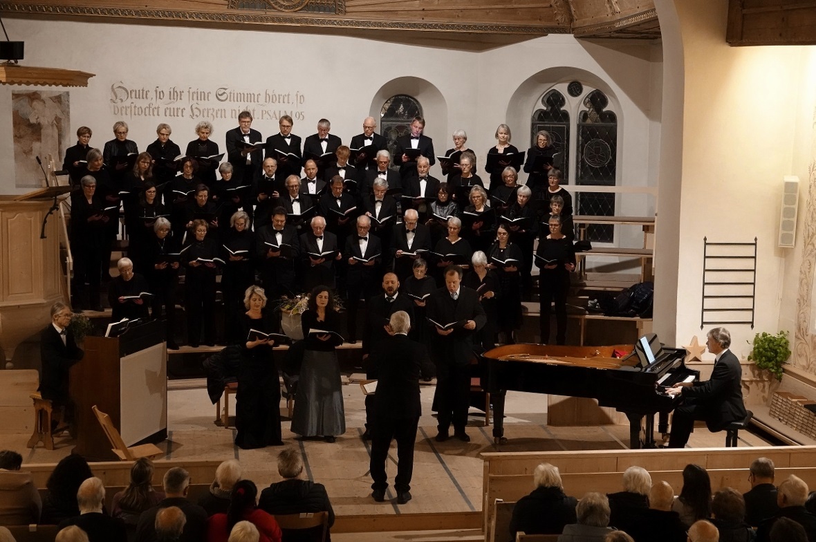 Das Solistenquartett Beatrice Ruchti (Sopran), Astrid Pfarrer (Alt), Nino Aurelio (Tenor), Stefan Vock (Bariton) im Einsatz mit dem Cantate Chor Zweisimmen.