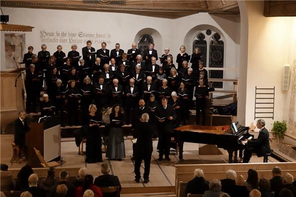 Das Solistenquartett Beatrice Ruchti (Sopran), Astrid Pfarrer (Alt), Nino Aurelio (Tenor), Stefan Vock (Bariton) im Einsatz mit dem Cantate Chor Zweisimmen.