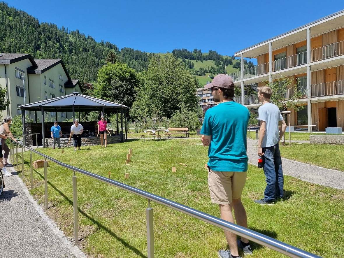 Das Spiel Kubb wurde mit grossem Engagement gespielt.