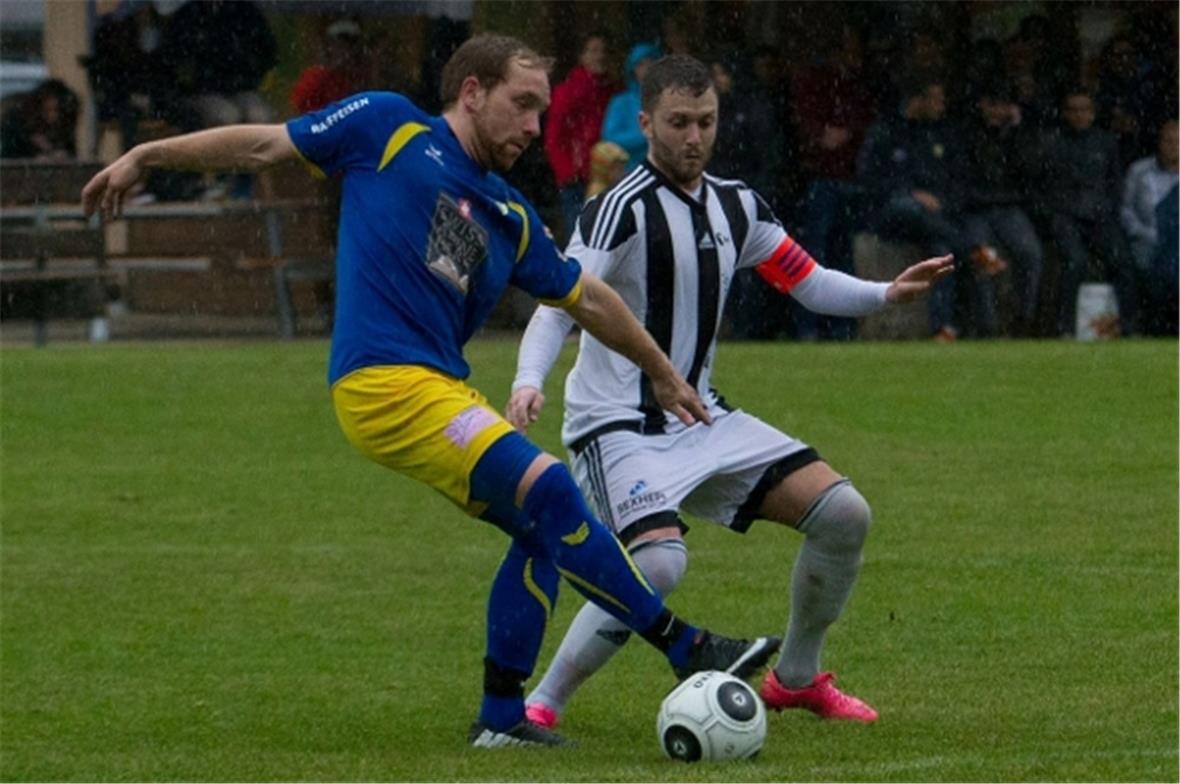 Das Spiel fand unter strömendem Regen statt (hier Michael Küng am Ball).