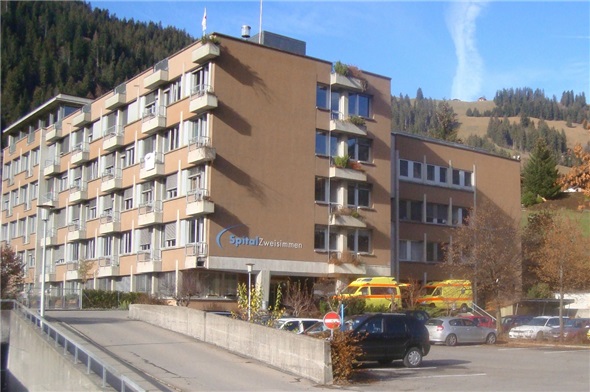 Das Spital Zweisimmen soll durch einen Neubau ersetzt werden. Die Spital STS AG reichte beim Kanton ein Gesuch um finanzielle Unterstützung ein. Sie fordert einen jährlich wiederkehrenden Beitrag von 3,4 Millionen Franken um das Betriebsdefizit in Zweisimmen zu decken.