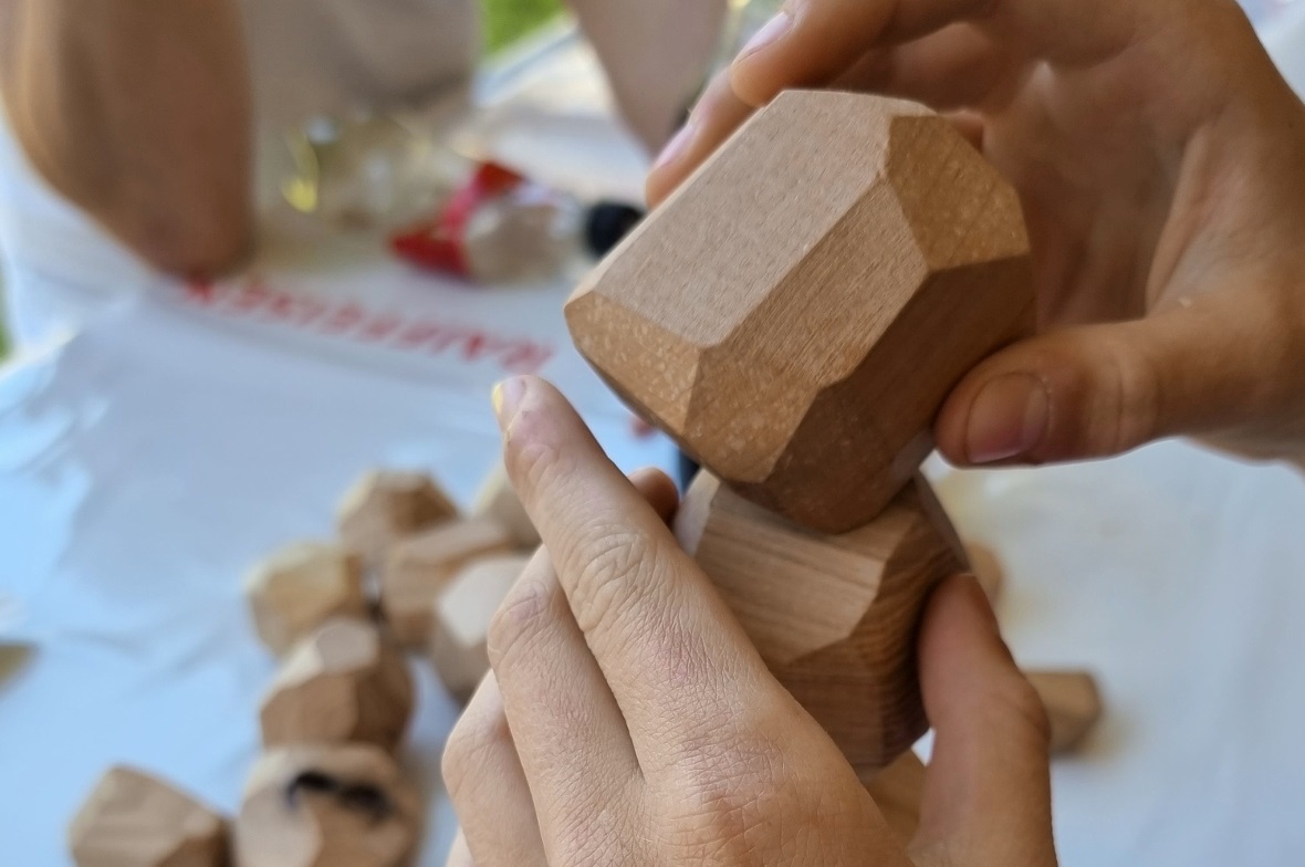 Das Stapeln der vieleckigen Holzklötze erforderte Konzentration und motorisches ...