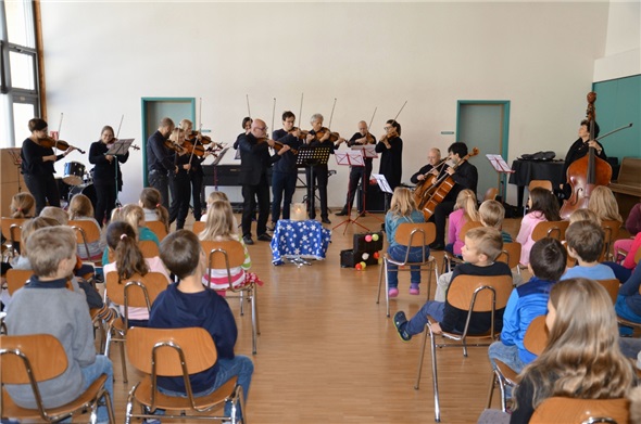 Das Streichorchester Camerata Bern besuchte die Schüler an der Lenk mit dem musikalischen Zauberschloss.