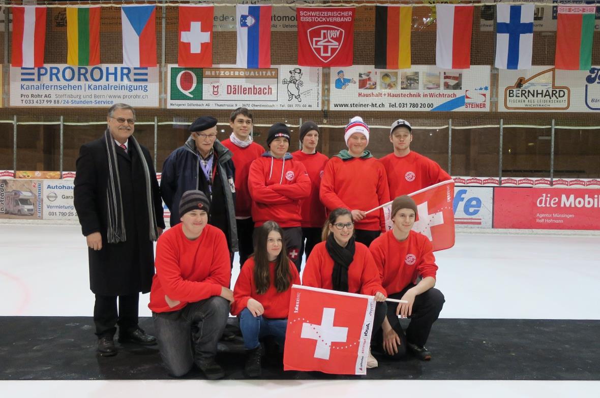 Das Swiss Eisstock Team mit Ueli Mumenthaler (links aussen, Präsident Schweizeri...