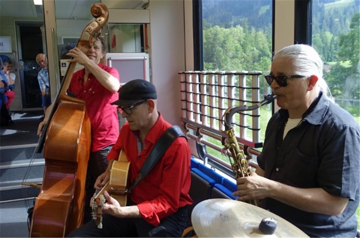 Das «Swiss Made Pocket Orchestra» im Jazz Train unterwegs zwischen Zweisimmen un...