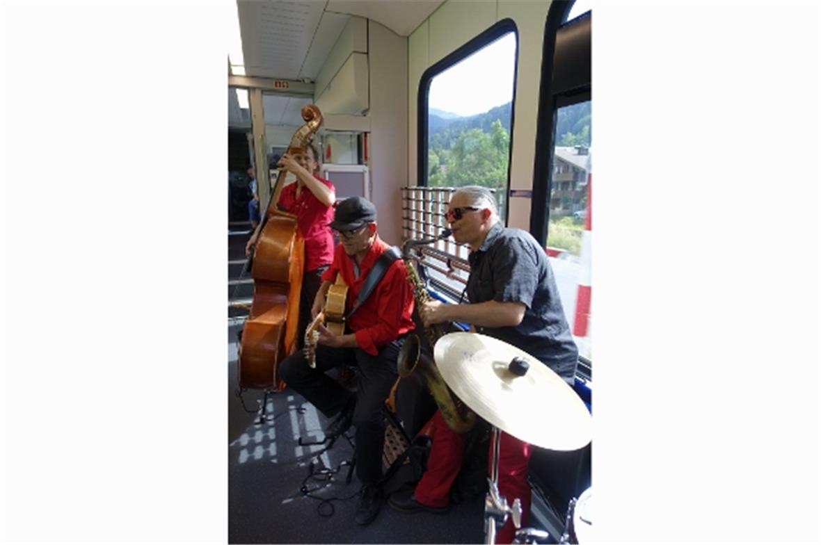 Das «Swiss Made Pocket Orchestra» im Jazz Train unterwegs zwischen Zweisimmen un...