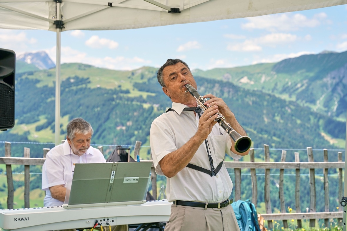 Das Swiss TriBe Trio mit Klarinettist und Saxophonist Thomas Winteler spielte au...