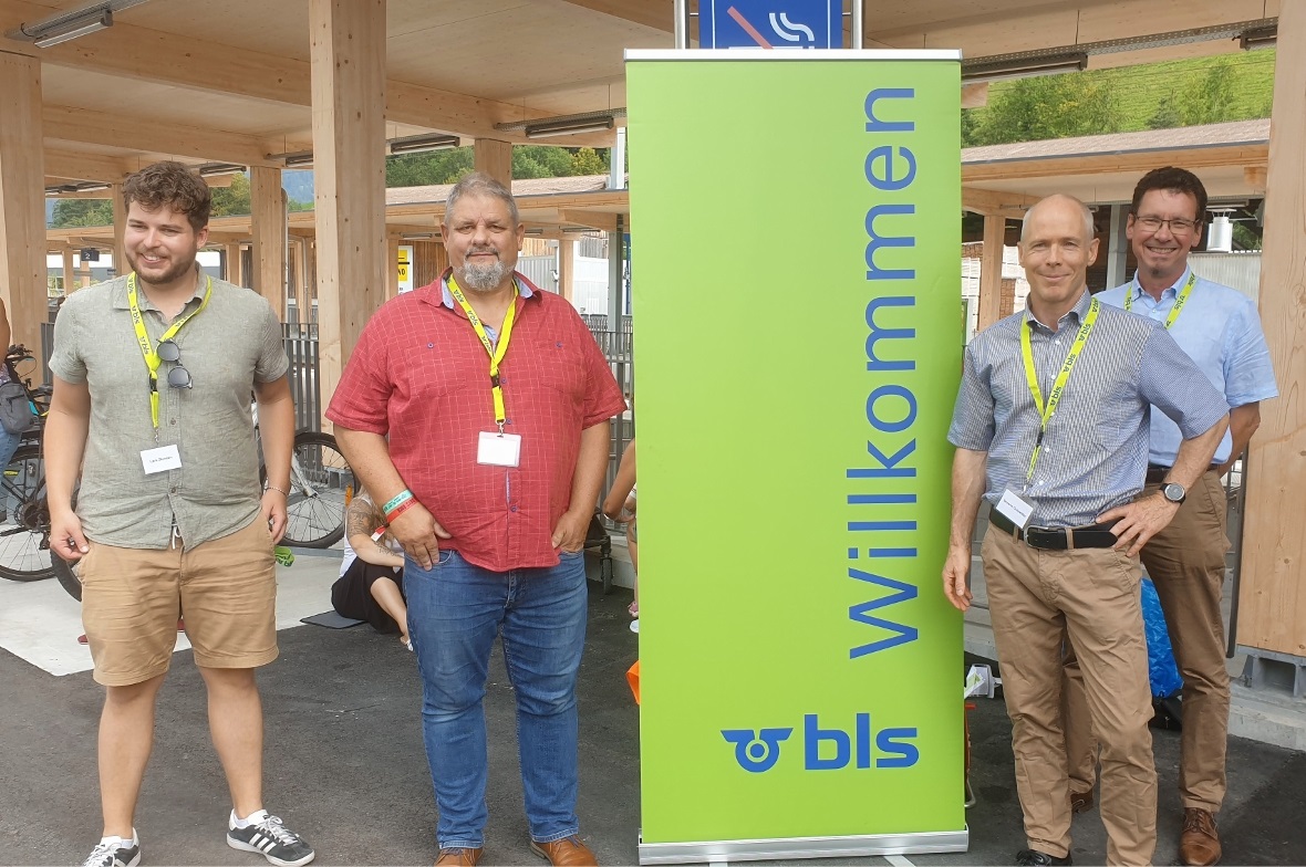 Das Team der BLS freut sich über den neuen Bahnhof.