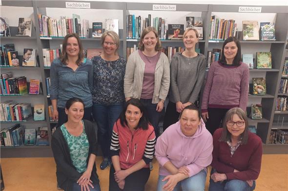 Das Team der Bibliothek Lenk: Hinten der Vorstand mit Heidi Allenbach, Michaela Trachsel, Eliane Grünenwald, Ursula Schertenleib und Elvira Bowee sowie vorn das Ausleih-Team mit Sibylle Schürch, Claudia Werren, Maren Tischer und Katharina Thiele.