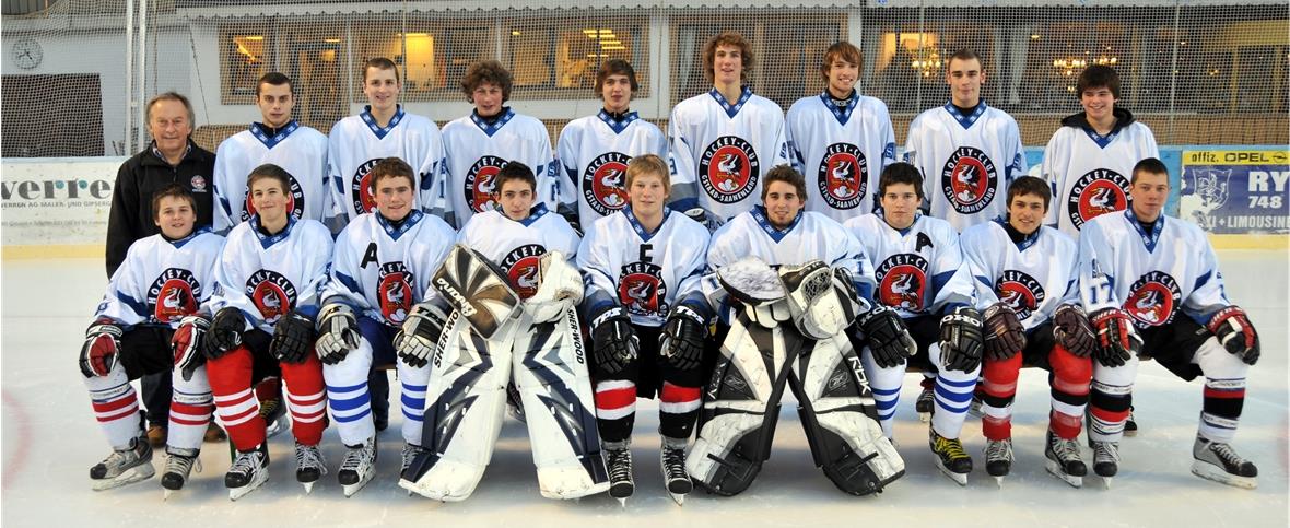 Nachwuchs siegt im Triopack Das Team der Junioren Saison 2010-2011. Hinten v.l.n.r.: Urs Heiniger (Coach), Ardin Redzepi, Roger Salzmann, Eric Wälti, Colin Blumenthal, James Reichenbach, Remo Schletti, Terry Stalder, Reto Zysset. Vorne v.l.n.r.: Ramon Zeller, Fabian Bucher, Florian Perren (A), Kaja Blumenthal, Sebastien Blum (Captain), Filipe Martin, Silvio Zeller (A), Remo Lempen, Simon Rossier. Es fehlen: Nik Matti, Sebastian Loibl, Kevin Perren und Jöggi Zeller (Co-Coach)