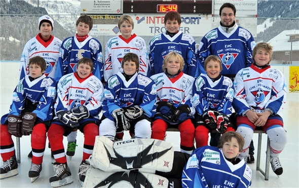 Das Team der Moskito Saison 2010-2011: Hinten v.l.n.r.: Nils Rindlisbacher, Noah Wälti, Daniel Schenk, Andreas Schletti, Daniel Deubelbeiss (Trainer); Vorne v.l.n.r.: Nils Kunz, Pyry Matti, Silvan Schenk, Oliver Stutz, Severin Schmidt, Solomon Ganter und vorne Kenny Wehren; es fehlen: Jakob Sascha, Ludi Silvan, Marco Schopfer, Björn Zingre