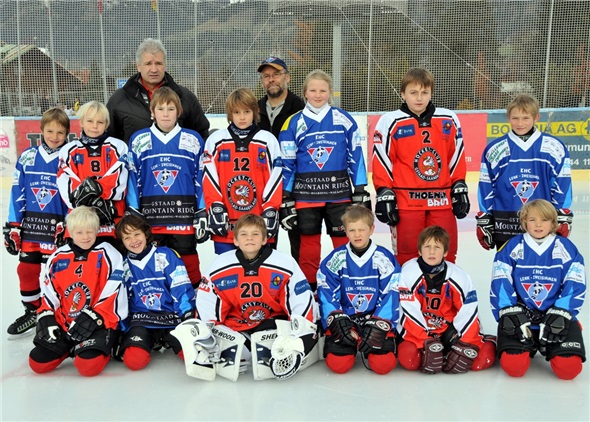 Das Team der Piccolo Saison 2010–2011 mit den Trainern. Hinten: Schmidt Severin, Tritten Andrea, Bach Roman, Adamo Alessio, Müller Dea, Schopfer Marco, De Dycker Rhys; vorne: Kunz Tim, Schmidt Dea, Frei Leandro, Müller Flurin, Kunz Nils, Baumgartner Klemens; es fehlen: Jakob Sascha, Ludi Silvan.