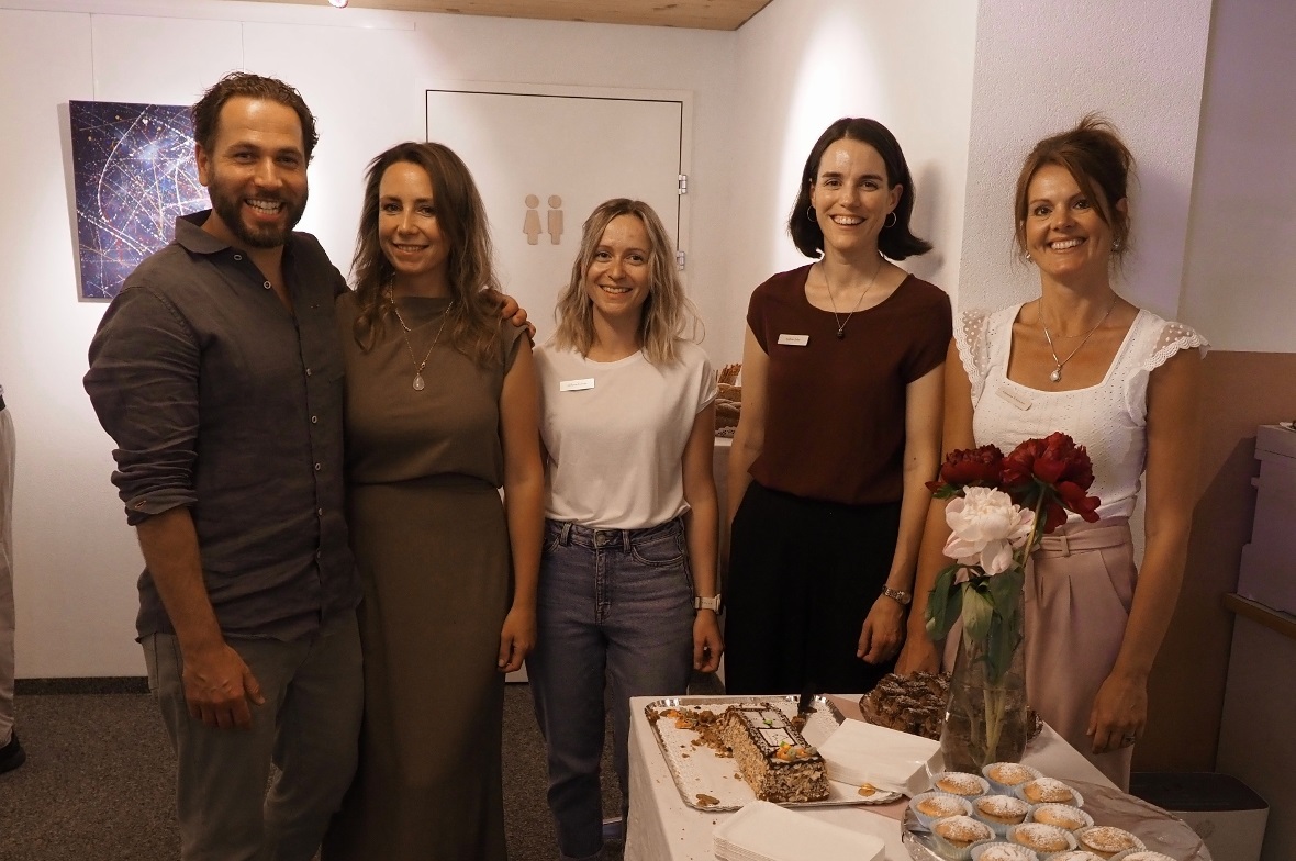 Das Team der Praxis am Wallbach: Max mit seiner Frau Nadine Matti und den Medizi...