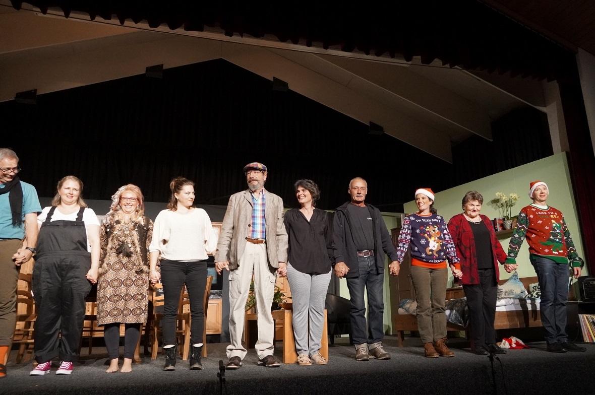 «Willkommen Freiheit!» Das Team der Theatergruppe Szenewächsel: Ferdinand Schopfer (Psychologe Bohm), Sabrina Kurzen (Energieinspektorin), Franzi Bareuther (Medium Inka), Olivia Wittwer (Caro), Matthias Moser (Frank), Christine Schwizgebel (Monika), Gerhard Baumann (Kumpel Thomas), Daliah Sager (Hausärztin), Elsbeth Zeller (Freundin Daniela) und Urs Roos (Alex).