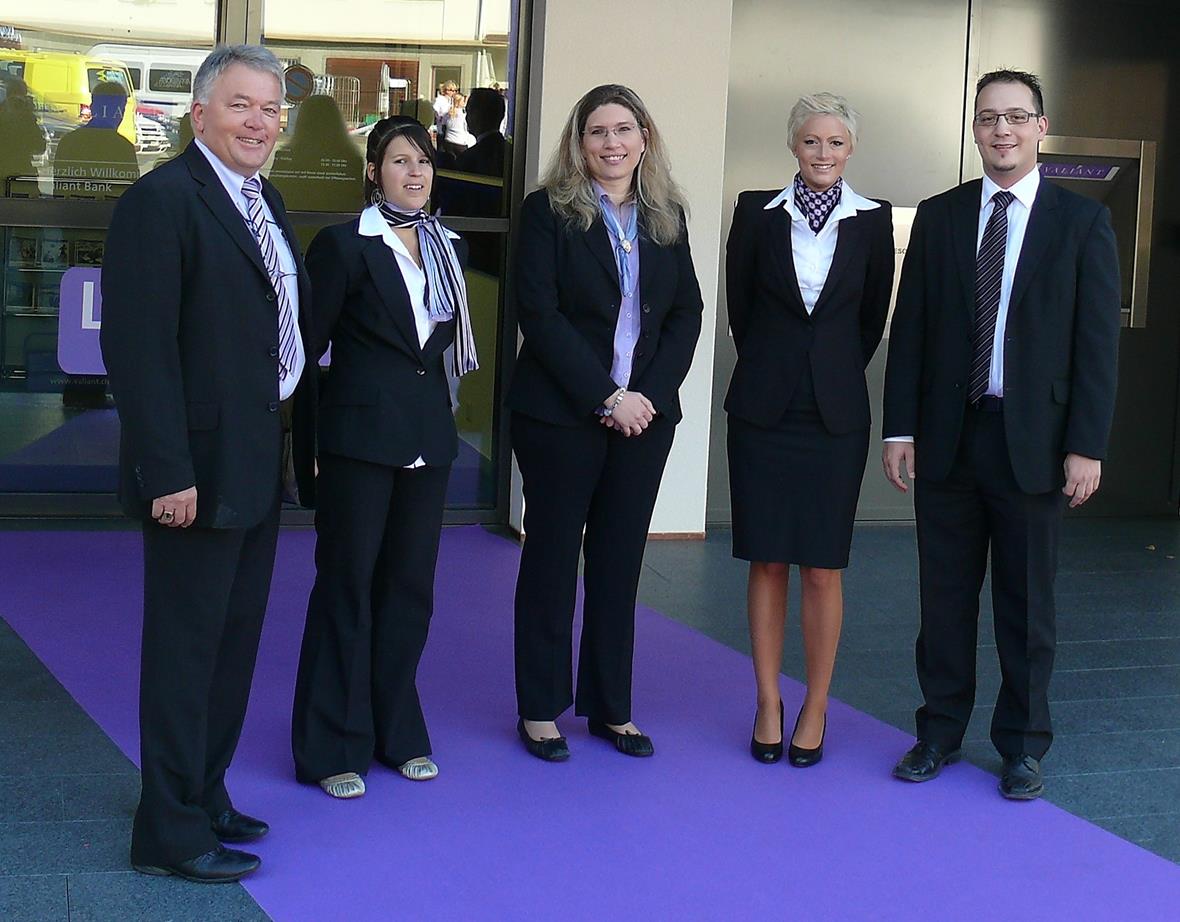 Das Team der Valiant freut sich am neuen Standort: Werner Ziörjen (Leiter Marktgebiet), Pia Hörler (Kundenberaterin), Andrea Cantaluppi (Finanzberaterin), Yvonne Boss (Kundenberaterin), Adrian Di Camillo (Berater Finanzierungen).