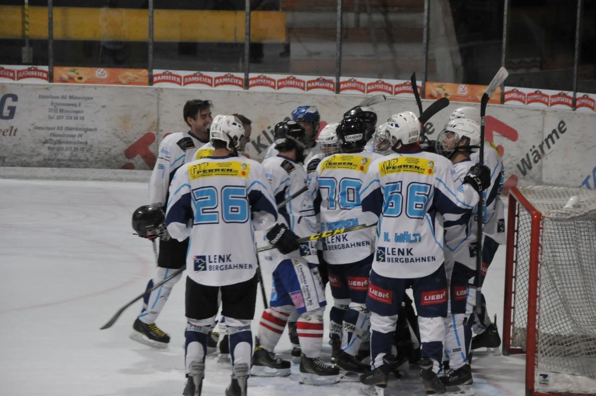 Das Team freut sich über den Sieg.