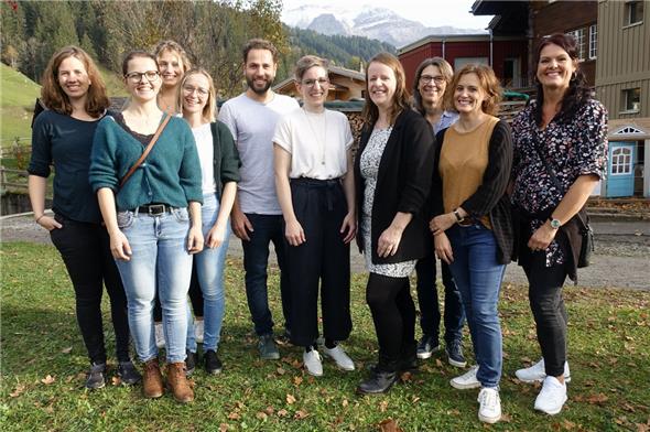 Das Team rund um Praxisinhaberin Dr. Stefanie Bowee (Mitte) steht ab heute Donnerstag in der neuen Simmepraxis an der Lenkstrasse im Einsatz.