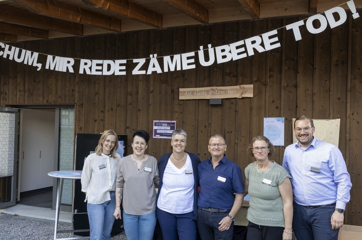 Das Team von Lochbrunner Bestattungen nach einem erfolgreichen Tag der offenen Türe: Luzia Burkhalter, Bettina Aebersold, Yvonne Tschanz, Daniel Lochbrunner, Doris Schädeli und Fabian Trüssel.