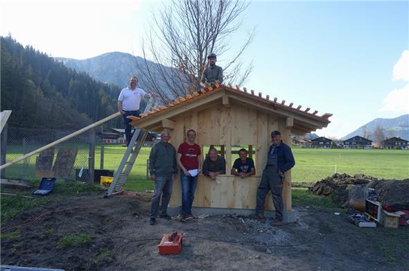 Das Team von Rösti Bedachungen sorgte für das Dach, während die Kiwaner für das Zusammensetzen der Holzkonstruktion des «Geissenstälis» besorgt waren.