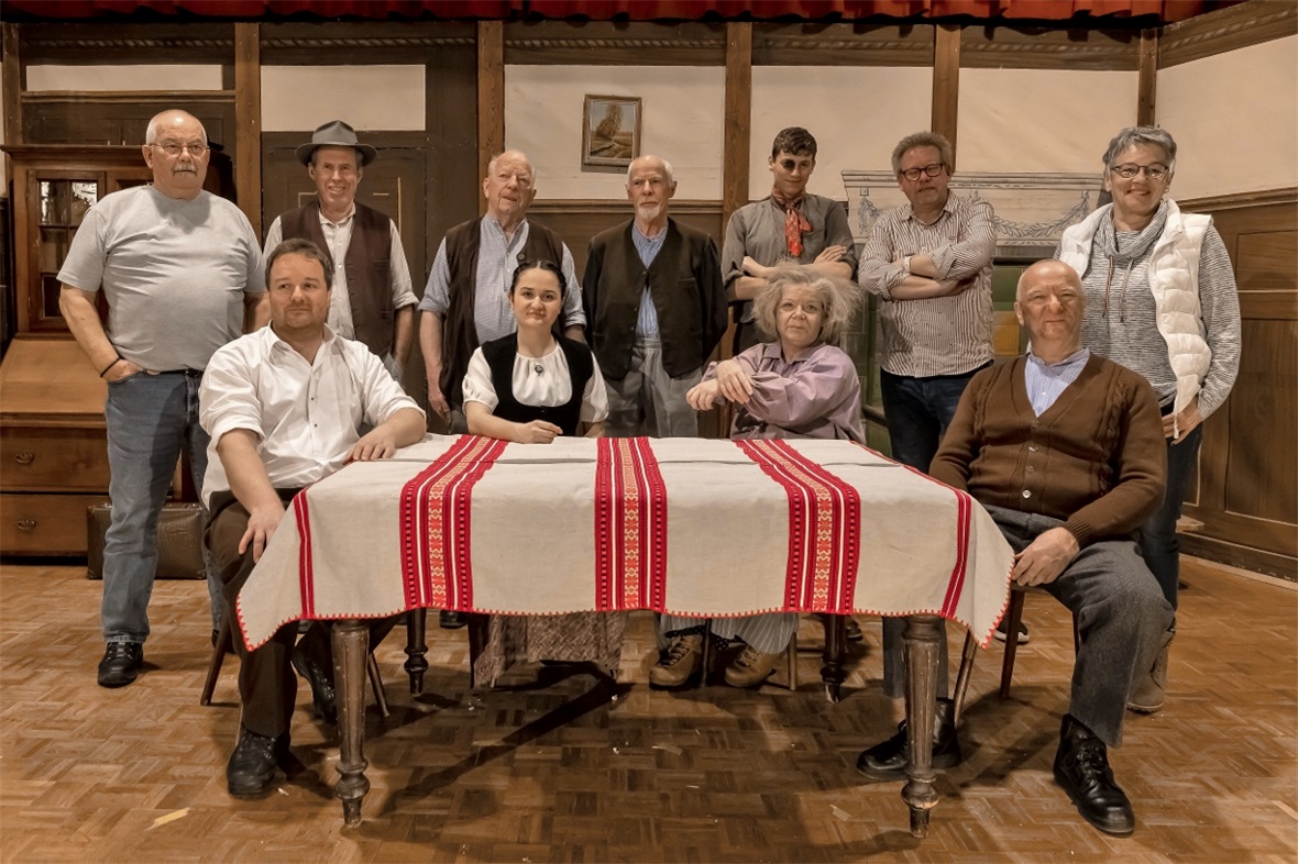 Das Theater Ensemble liefert beste Unterhaltung. Nach einer Probe hatten alle Ze...