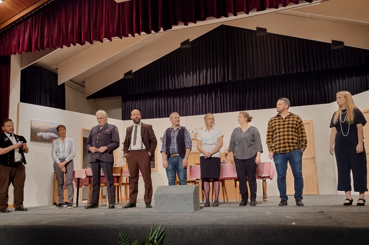 Das Theaterensemble des Jodlerklubs Bärgrose von links nach rechts: Präsident Ed...