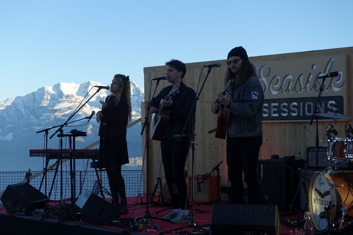 Das Thuner Duo «Frost and Fog» mit ihrem Gitarristen auf dem Niesen.