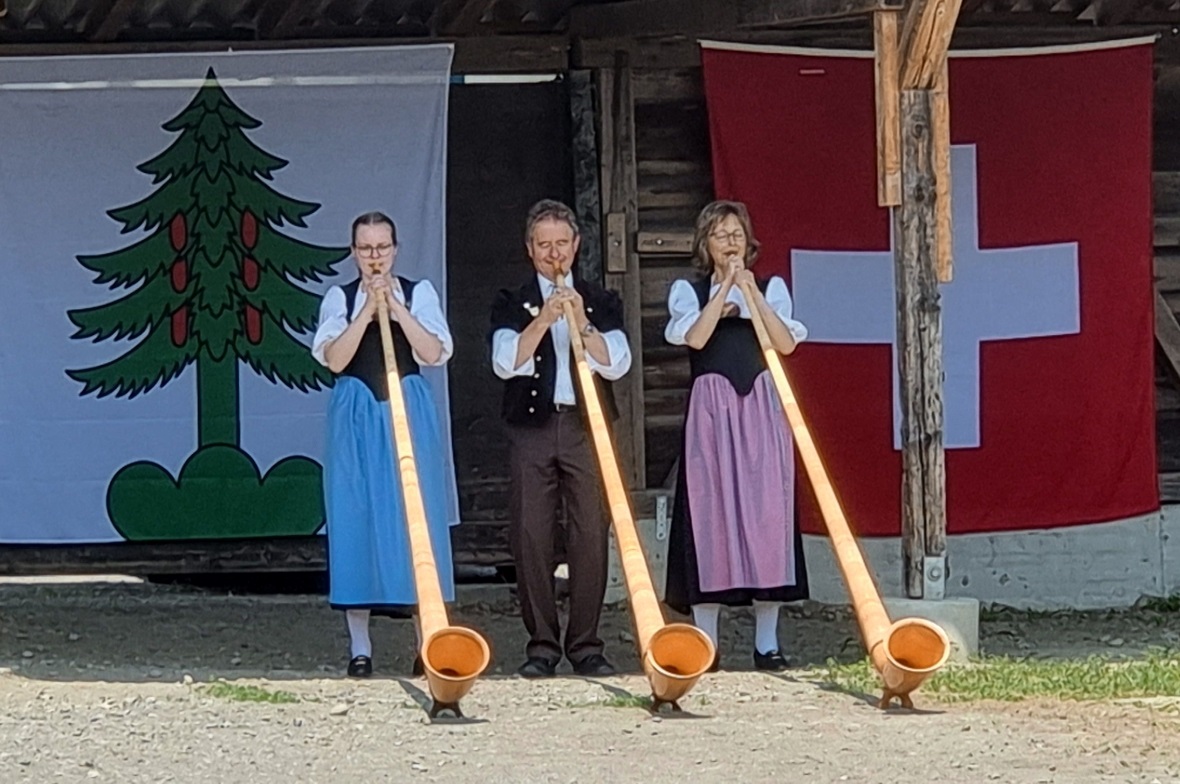 Das Trio Saanenland beim Vortrag auf dem Stierenmärchtareal, von links: Annina M...