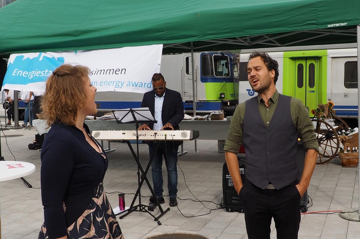 Das «Trio Stamps 3770» (Beatrice Villiger aus dem Saanenland und Tobias König, Z...