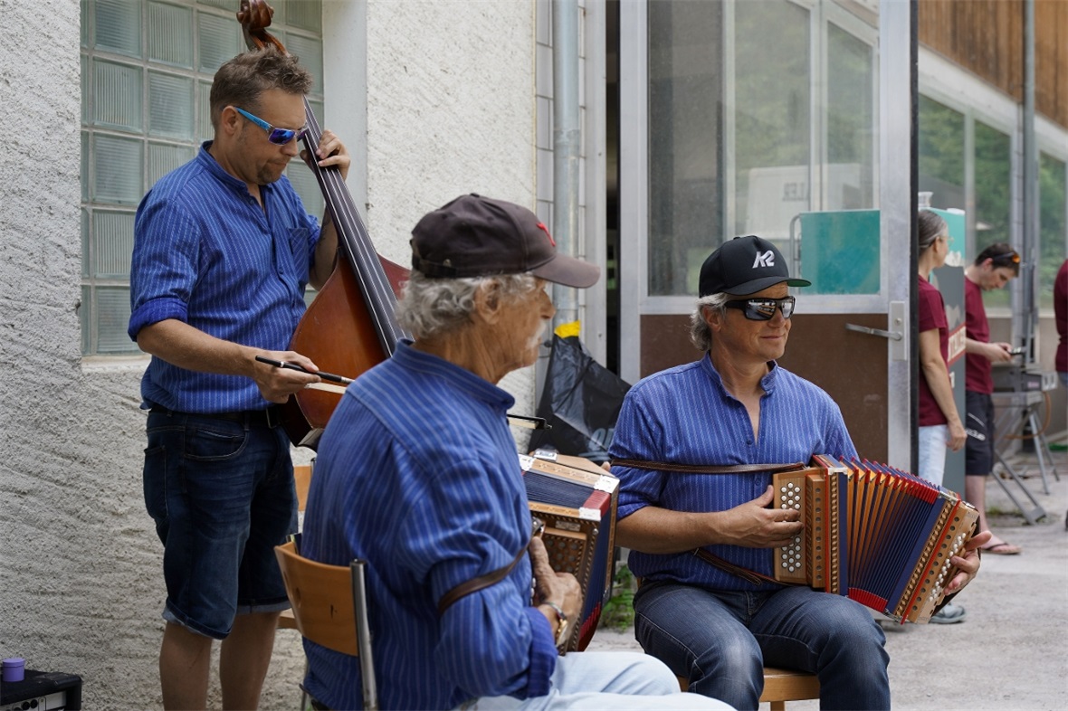 Das Trio Zeller sorgte am Schützenhaus für musikalische Unterhaltung für die Wan...