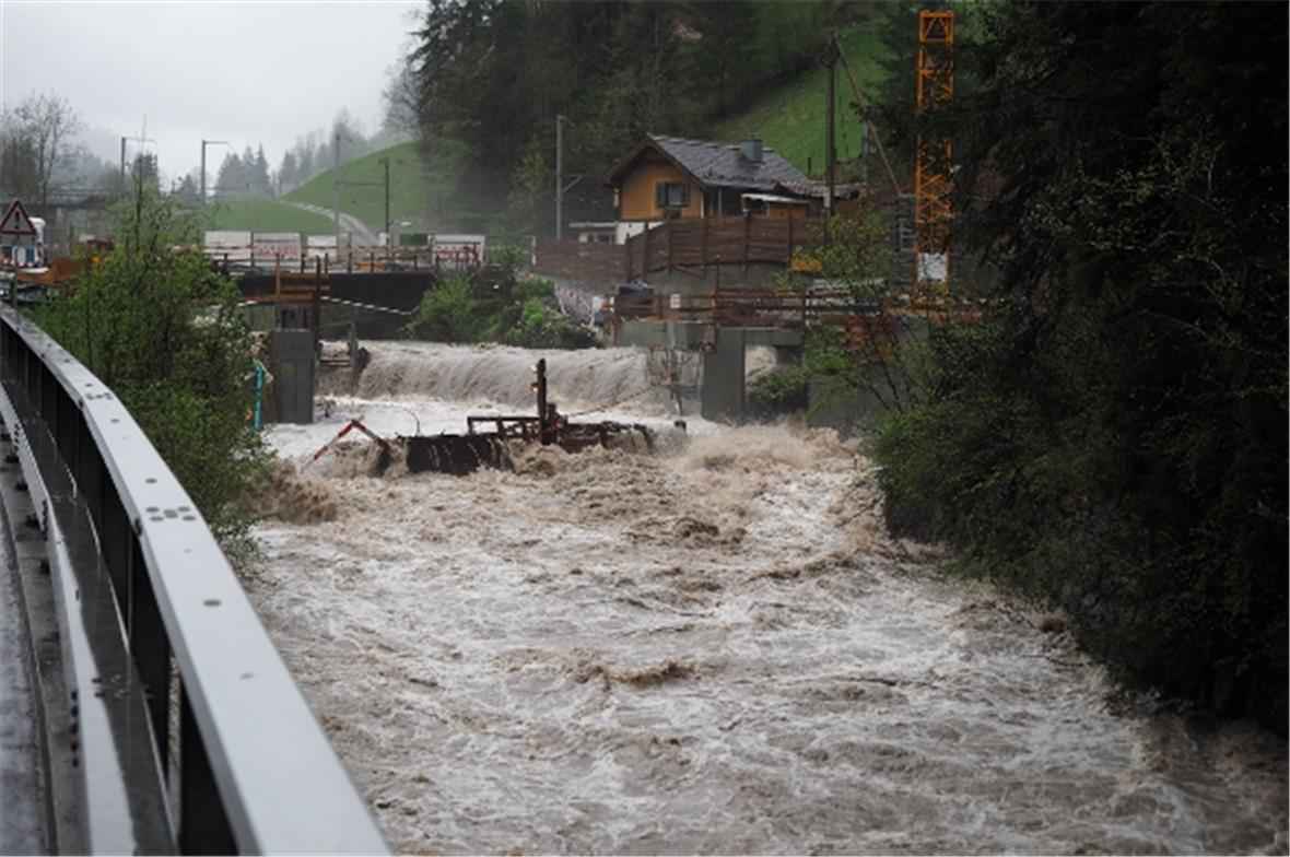 Das Umleitungsbauwerk für den Bau des neue Kraftwerk Laubegg ist durch die Simme...