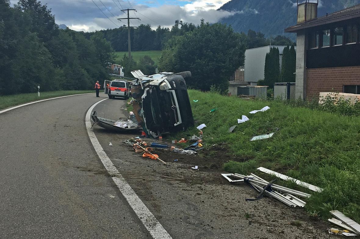 Das Unfallfahrzeug nach der Bergung des verletzten Lenkers.