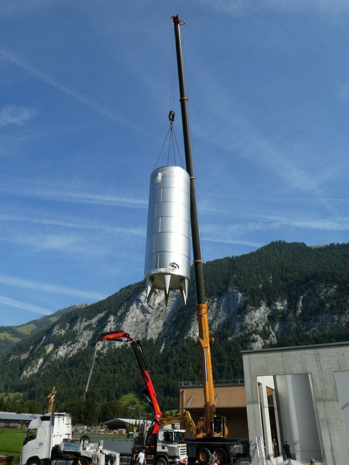Das Ungetüm von einem Pneukran hisst den Tank in den Innenraum.