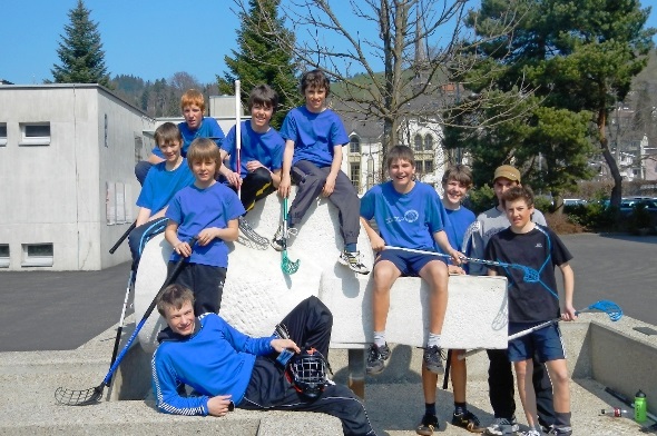 Das Unihockeyteam der Jugi Lenk