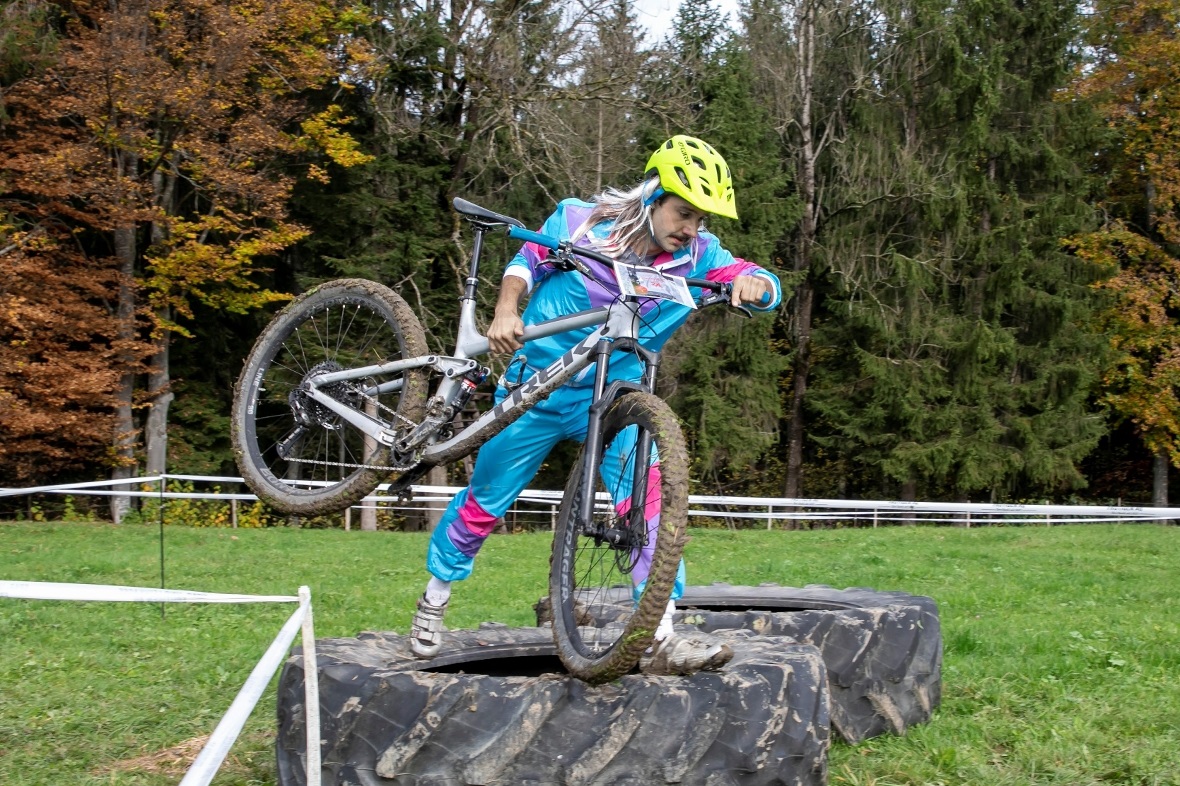 Das Velo musste über das Hindernis getragen werden.