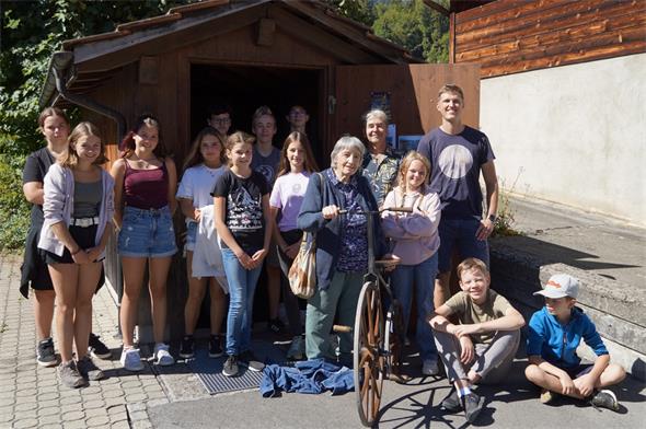Das Velomuseum in Reidenbach macht Geschichte erlebbar Schülerinnen und Schüler mit Lotti Kunz beim Velo.