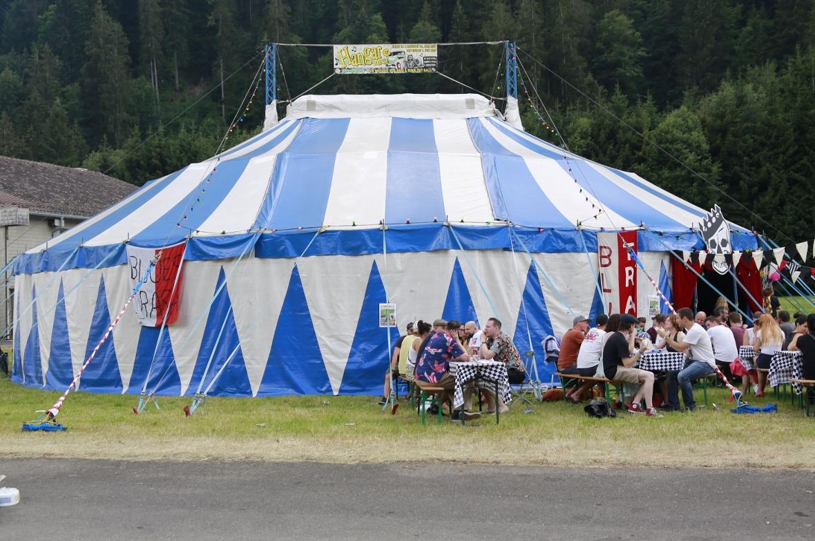 Das Voodoo Rhythm Circus Zelt zum mersten Mal mit am Hangar Rockin 2018