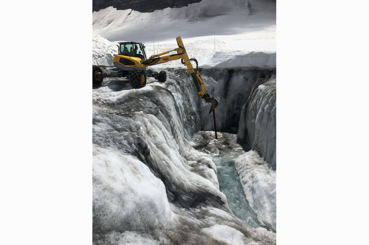 Das Wasser fliesst tief im Eis im Entlastungsgraben.