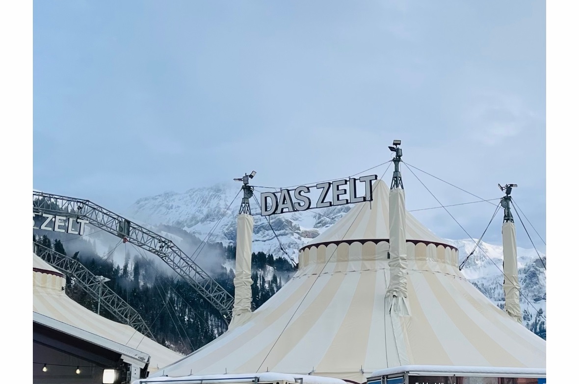«Das Zelt» vor wunderbar winterlicher Kulisse.