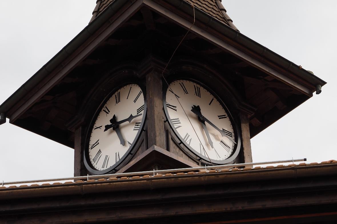 Das Zifferblatt der Bahnhofsuhr wurde «historisch passed» renoviert.