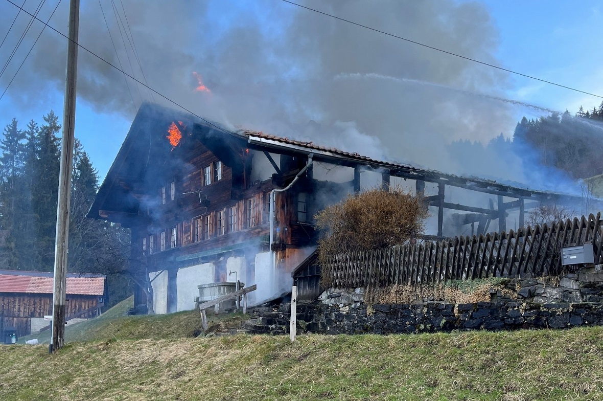Horboden: Zweifamilienhaus nach Brand stark beschädigt Das Zweifamilienhaus wurde durch den Brand stark beschädigt und ist nicht mehr bewohnbar.