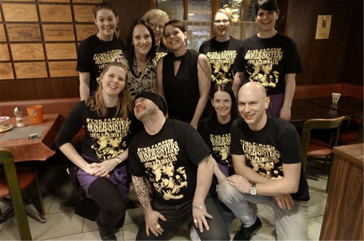 Das aufgestellte Löwen-Team mit Sandee und Babs sowie den Musikern Urs Frei und ...