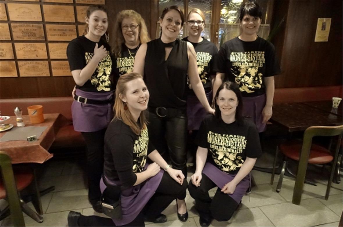 Das aufgestellte Löwen-Team nimmt Wirtin Barbara Meister-Moser in die Mitte: Sab...