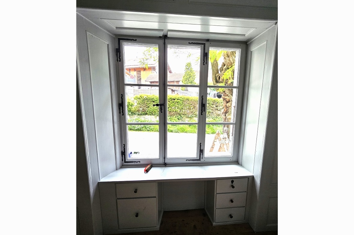 Das aus dem Jahr 1845 stammende Fenster samt darunterliegenden Einbauschränken z...
