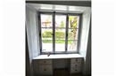 Das aus dem Jahr 1845 stammende Fenster samt darunterliegenden Einbauschränken z...