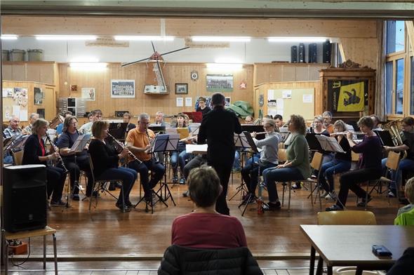 Das aus knapp 40 Bläserinnen und Bläsern wie auch Percussionisten bestehende Orchester begeisterte.