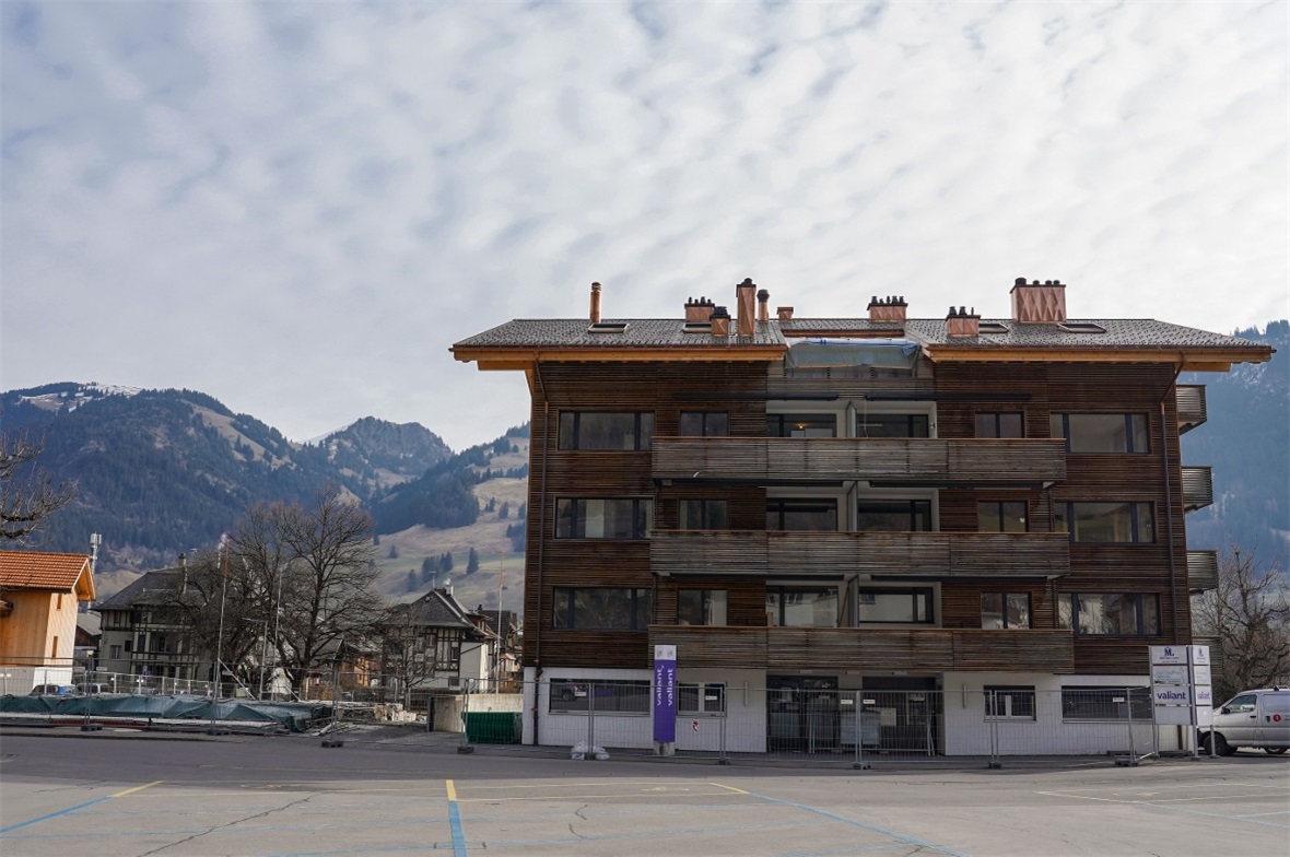 Das beim Brand stark beschädigte Knubel-Haus ist von aussen bereits wieder hergestellt – im Inneren laufen derweil die abschliessenden Arbeiten.