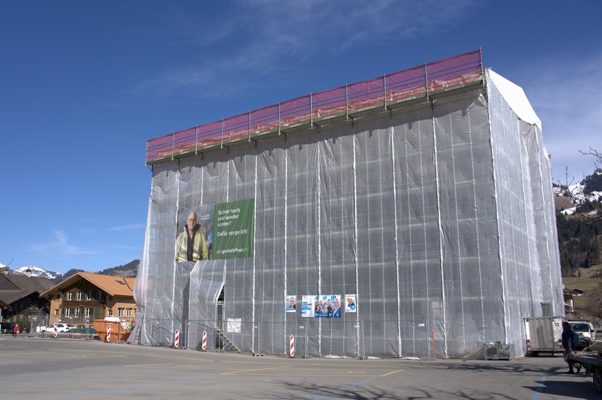 Das beim Brand vom 1. Juli 2021 stark beschädigte Knubel-Haus ist derzeit zum Schutz in Folie verpackt und wird voraussichtlich ab Juni 2022 saniert.