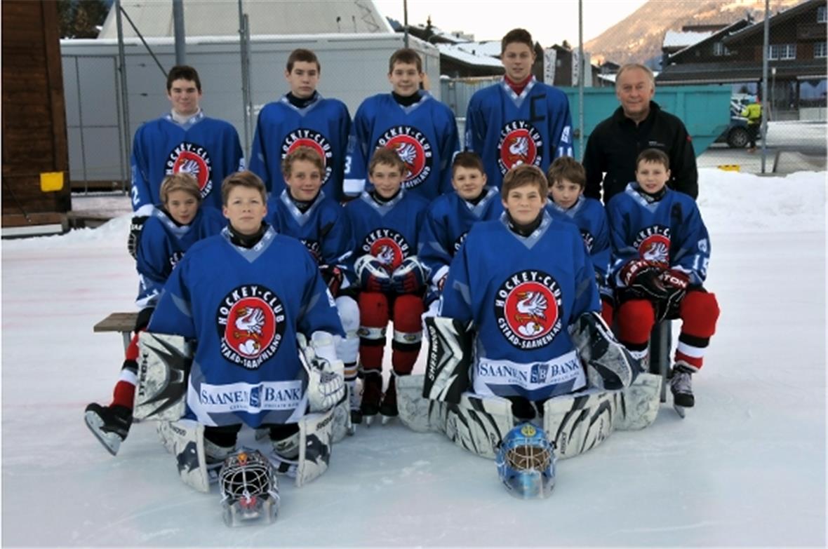 Das bisher ungeschlagene Team der Mini B. Hinten v.l.n.r.: Silvan Ludi, Roman Müller, Simon Reusser, Noah Wälti, Urs Heiniger. Vorne v.l.n.r.: Klemens Baumgartner, Kenny Wehren, Oliver Stutz, Rhys de Dycker, Silvan Schenk, Leandro Frei, Marcel Bernasconi, Pyry Matti.