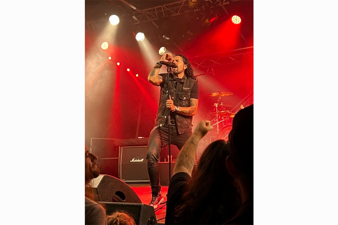Das chilenische Stimmwunder wurde u. a. von Krokus-Bassist Tony Castelluccio unt...